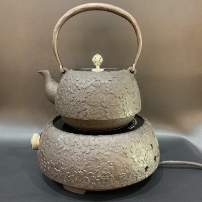Bộ ấm tetsubin kèm bếp đun nước pha trà gang xịn hồng ngoại đồng bộ họa tiết hoa đẹp BD16