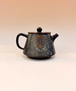 Ấm tử sa nê hưng hỏa biến thủ công dáng đức trung khắc mặt hổ đẹp 230ml AKC158