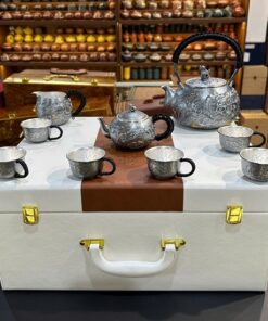 Bộ ấm trà bạc nguyên chất 999 rồng vàng gò tay thủ công đẹp nhiều món pha trà ngon.