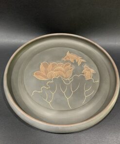 Khay trà tròn đựng ấm chén bằng tử sa nê hưng khắc sen 28x3cm KNH03