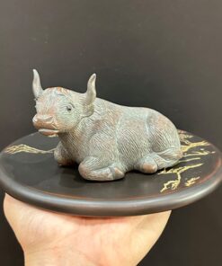 Tượng tử sa trâu nằm nghỉ thủ công sừng dài bày bàn trà đẹp 10x5cm.