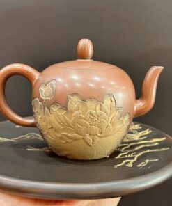 Ấm trà tử sa cao cấp khắc hoa mẫu đơn mỹ nhân kiên thủ công nắp khit 260ml.