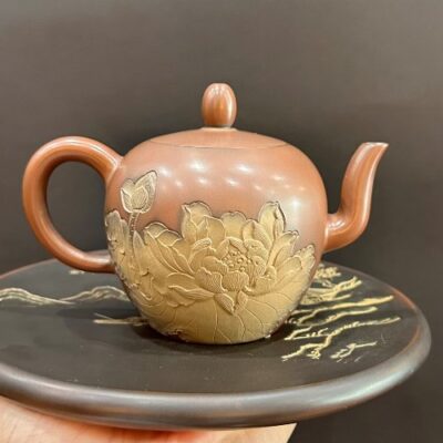 Ấm trà tử sa cao cấp khắc hoa mẫu đơn mỹ nhân kiên thủ công nắp khit 260ml.