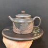 Ấm trà tử sa cao cấp pha trà ngon dáng đức trung khắc phố cổ thủ công đẹp 250ml.
