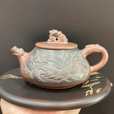 Ấm trà tử sa cao cấp trung quốc đắp nổi sơn thủy thủ công dáng thạch biều nghê tọa đỉnh.