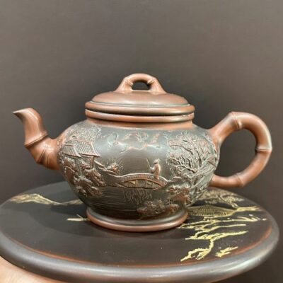 Ấm trà tử sa trung quốc cao cấp hỏa biến khắc sơn thủy thủ công dáng tiêu anh đẹp 260ml.