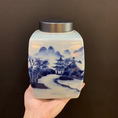Hộp đựng trà sứ cảnh đức vẽ tay sơn thủy dáng vuông to 1800ml nắp xoáy 2 lớp chứa trà