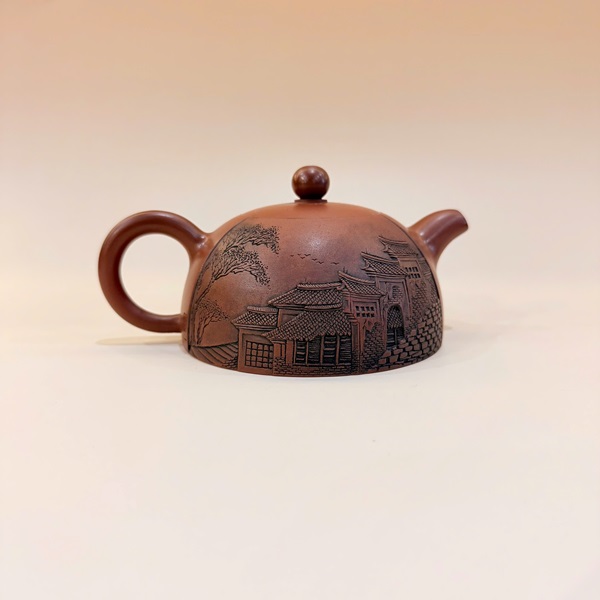 Ấm tử sa Nê Hưng bán nguyệt khắc phố cổ 220ml AKC132