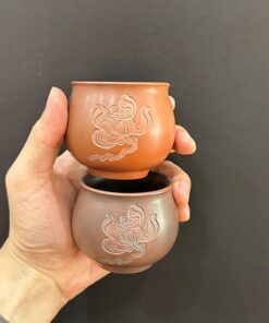 Chén trà tử sa nê hưng hỏa biến đen đỏ khắc sen thủ công 90ml làm ly trà chủ đẹp.