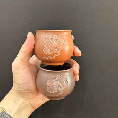 Chén trà tử sa nê hưng hỏa biến đen đỏ khắc sen thủ công 90ml làm ly trà chủ đẹp.