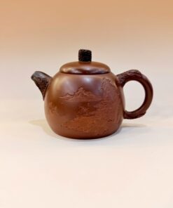 Ấm tử sa nê hưng hỏa biến thủ công gốc tùng khắc sơn thủy 2 màu AKC68