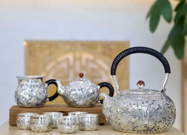 Bộ ấm pha trà bạc nguyên chất Ag 999 gò tay thủ công hoa mẫu đơn đẹp pha trà ngon.
