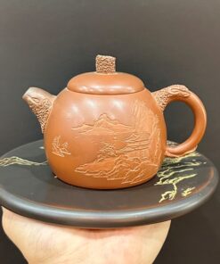 Ấm tử sa nê hưng hỏa biến thủ công gốc tùng khắc sơn thủy 2 màu 250ml đẹp.