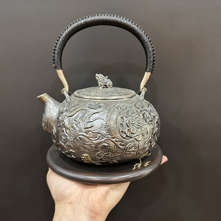 Ấm bạc đun nước pha trà dáng Tetsubin gò tay thủ công họa tiết rồng đẹp 735g 1,4L