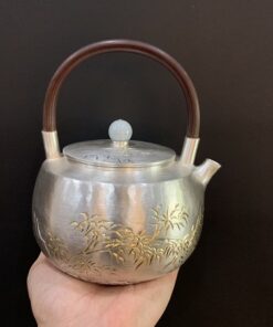 Ấm đun nước pha trà bạc nguyên chất 999 dạng tetsubin khắc trúc gò tay thủ công 1,2l