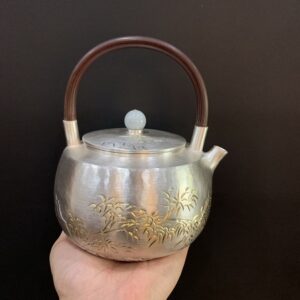 Ấm đun nước pha trà bạc nguyên chất 999 dạng tetsubin 1,2L gò tay thủ công khắc trúc đẹp