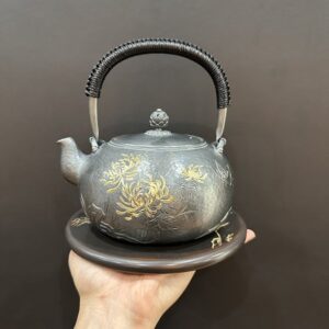 Ấm đun nước pha trà bạc nguyên chất gò tay thủ công họa tiết hoa cúc 1,2L vàng đẹp
