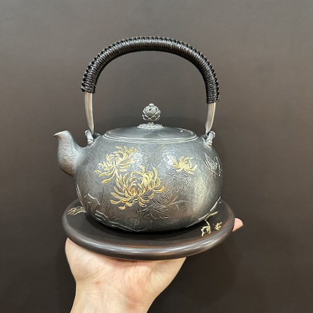 Ấm đun nước pha trà bạc nguyên chất gò tay thủ công họa tiết hoa cúc 1,2L vàng đẹp