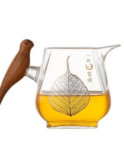 Chuyên trà thủy tinh quai gỗ cao cấp làm chén tống rót trà 350ml hình lá đề và hoa đào