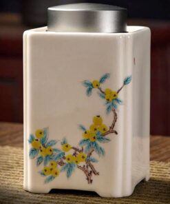 Lọ trà sứ cảnh đức cỡ nhỏ dáng vuông vẽ hoa 550ml nắp 2 lớp.