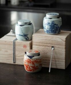 Hũ đựng trà sứ cảnh đức cao cấp vẽ tay đẹp nắp sứ 2 lớp khít có hộp và thìa gạt trà.