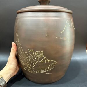 Bình đựng trà phổ nhĩ dạng nguyên bánh tròn tử sa cao cấp thủ công khắc sơn thủy đẹp