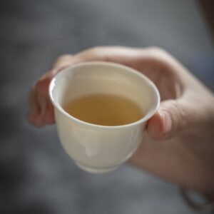 Chén sứ bạch định cỡ nhỏ làm ly uông trà đẹp cảnh đức 40ml nhìn thấy màu trà