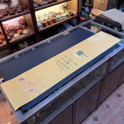 Chiếu trà tre trúc đẹp dải bàn trà cỡ dài 135x30cm kê ấm chén họa chữ thiền.