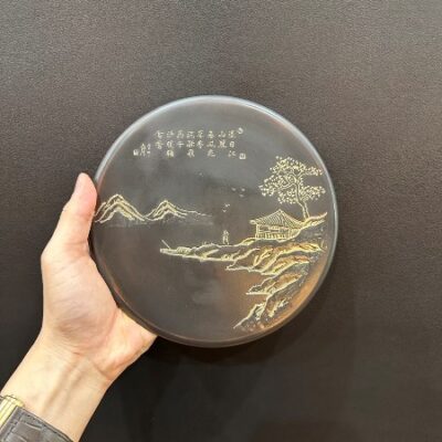 Đế ấm trà tử sa hỏa biến cao cấp khắc sơn thủy thủ công 17.5cm làm thuyền dưỡng ấm đẹp.