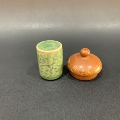 Gác nắp ấm sứ cảnh đức men ngọc đẹp dáng trụ tròn nhỏ 4.9x2,8cm.
