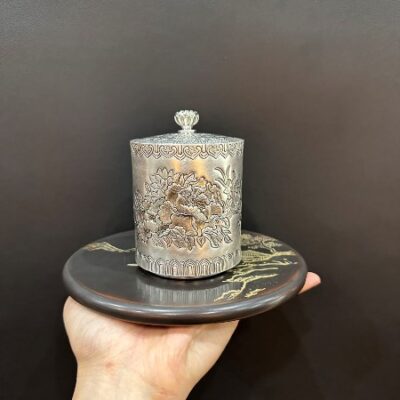 Lọ đựng trà bằng bạc nguyên chất 999 gò tay hoa mẫu đơn tinh xảo 255g bạc.