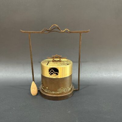 Lư trầm hương bằng đồng nguyên chất dáng mái chùa 663g đồng.