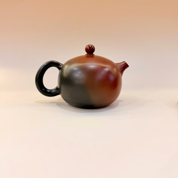 Ấm tử sa nê hưng tây thi hỏa biến đỏ đen khắc hoa vàng 220ml AKC244 - Ảnh 2