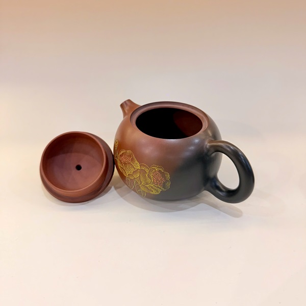 Ấm tử sa nê hưng tây thi hỏa biến đỏ đen khắc hoa vàng 220ml AKC244 - Ảnh 3