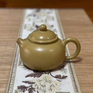 Ấm Tử Sa Nê Hưng Vàng Dung Thiên Trơn 250ml AKC215