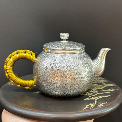 Ấm pha trà bạc nguyên chất 999 gò tay thủ công khắc trúc 240ml pha trà ngon