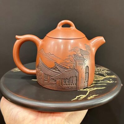 Ấm pha trà tử sa nê hưng dáng tần quyền khắc phố cổ 240ml tinh xảo pha trà ngon.