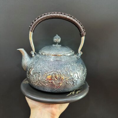 ấm tetsubin bạc 999 nguyên chất gò tay thủ công bát mã đẹp 1,4L đun nước pha trà cực ngon.