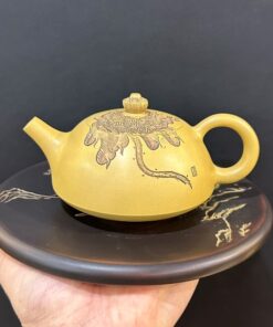 Ấm trà bán nguyệt thủ công khắc sen đẹp màu vàng thủ công cỡ vừa pha 2-4 người
