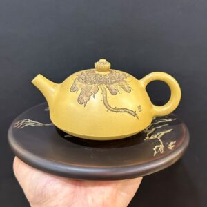 Ấm trà bán nguyệt thủ công khắc sen đẹp màu vàng thủ công cỡ vừa pha 2-4 người
