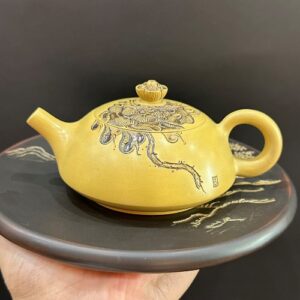 Ấm trà bán nguyệt thủ công khắc sen đẹp màu vàng đẹp 200ml pha trà ngon