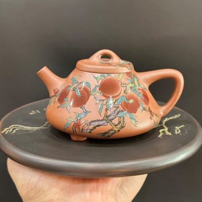 Ấm trà tử sa thạch biều nê hưng họa quả đào thủ công cao cấp 240ml pha trà ngon ơi là ngon.