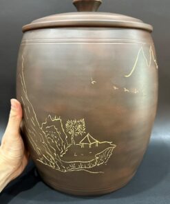 Bình đựng trà phổ nhĩ dạng nguyên bánh tròn tử sa cao cấp thủ công khắc sơn thủy đẹp.