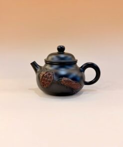 Ấm Nê Hưng dung thiên đắp nổi sen ve sầu 200ml AKC230