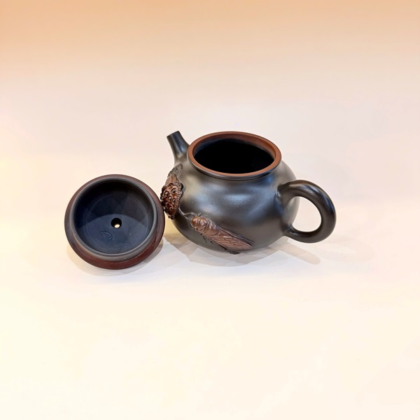 Ấm Nê Hưng dung thiên đắp nổi sen ve sầu 200ml AKC230 - Ảnh 4