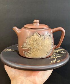 Ấm tử sa nê hưng đức trung khắc sen thủ công hỏa biến màu nâu đẹp 350ml AKC192.