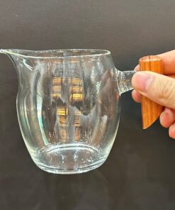 Chén tống thủy tinh làm chuyên trà quai gỗ 300ml giúp quan sát màu trà pha ngon.