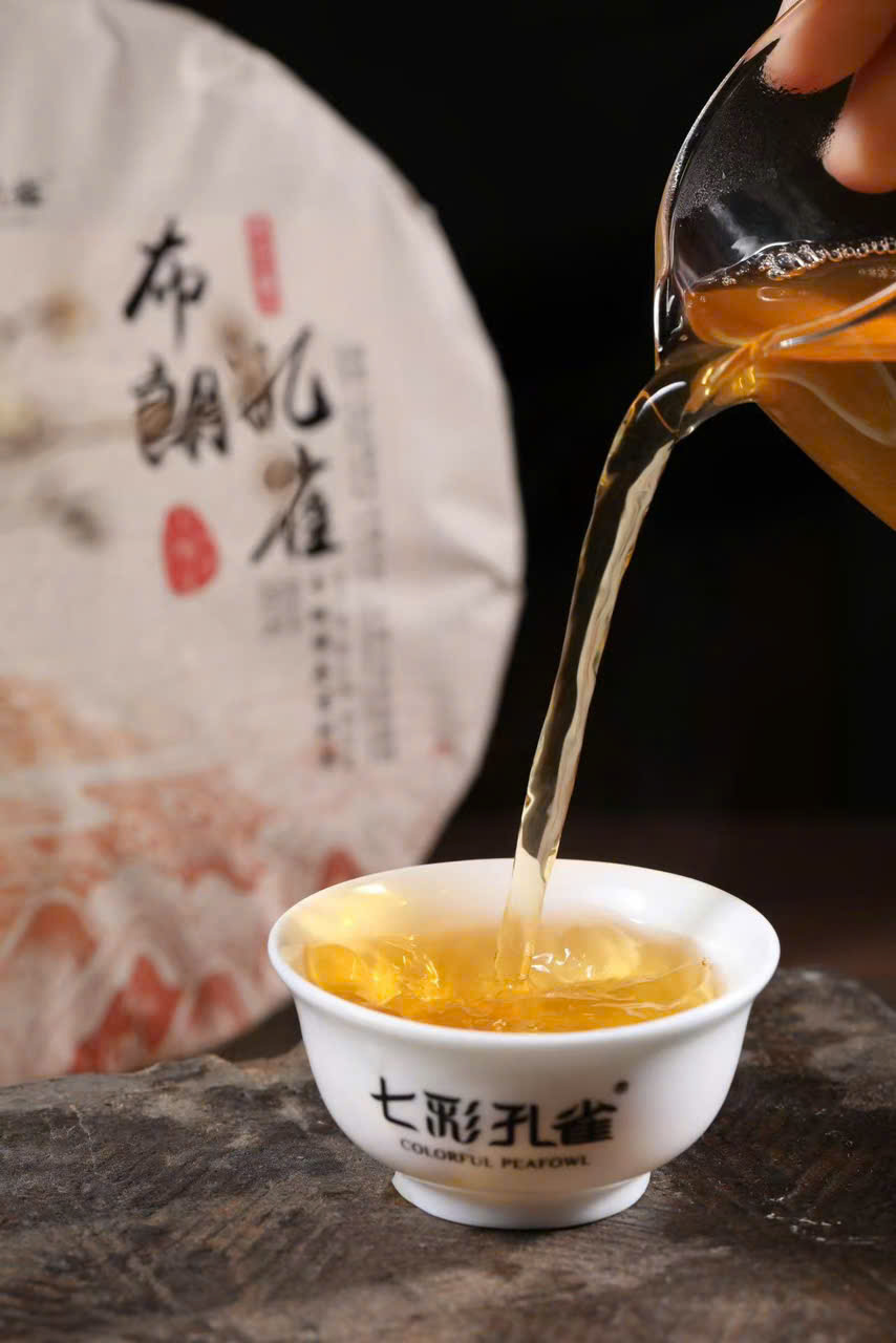 Trà phổ nhĩ sống Thất Thái Khổng Tước cổ thụ năm 2020 bánh 357g PNS09 - Ảnh 2