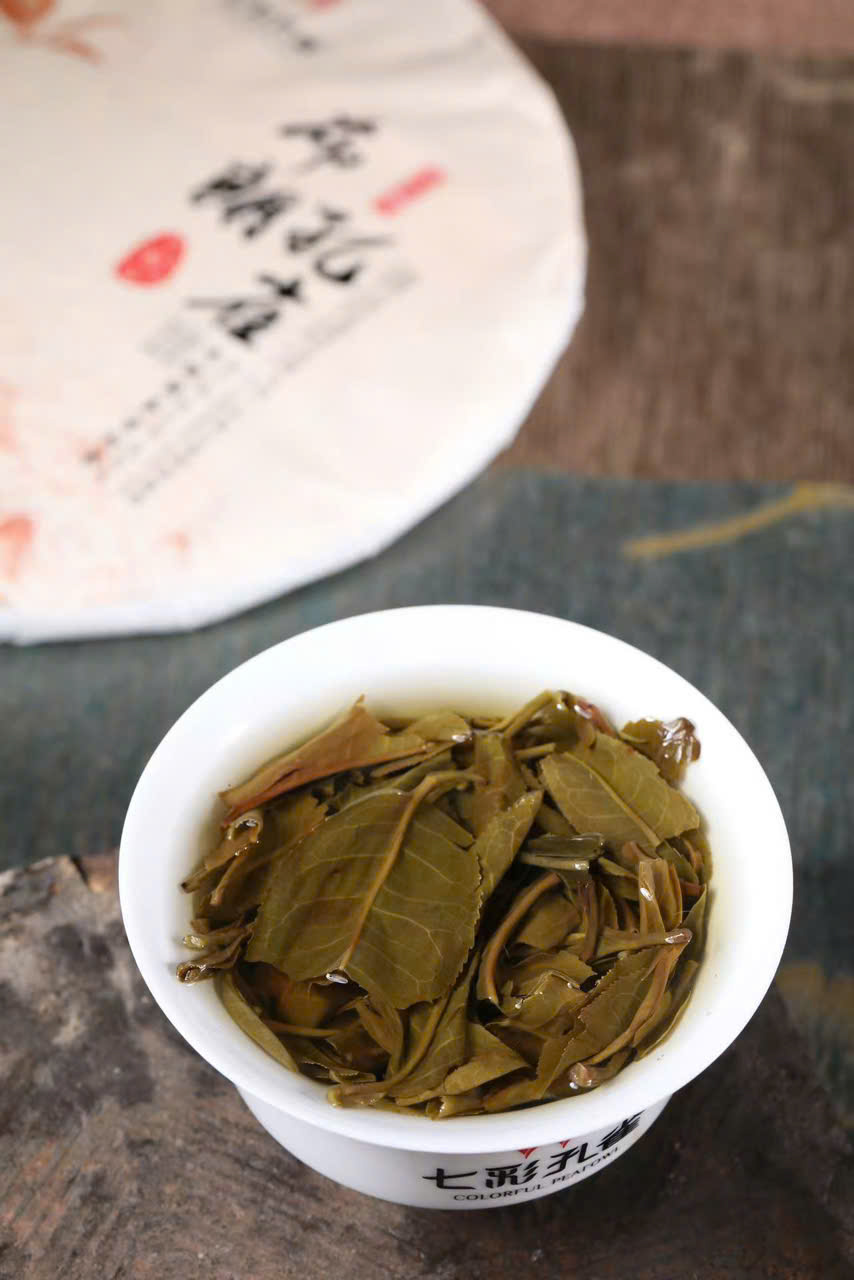 Trà phổ nhĩ sống Thất Thái Khổng Tước cổ thụ năm 2020 bánh 357g PNS09 - Ảnh 3