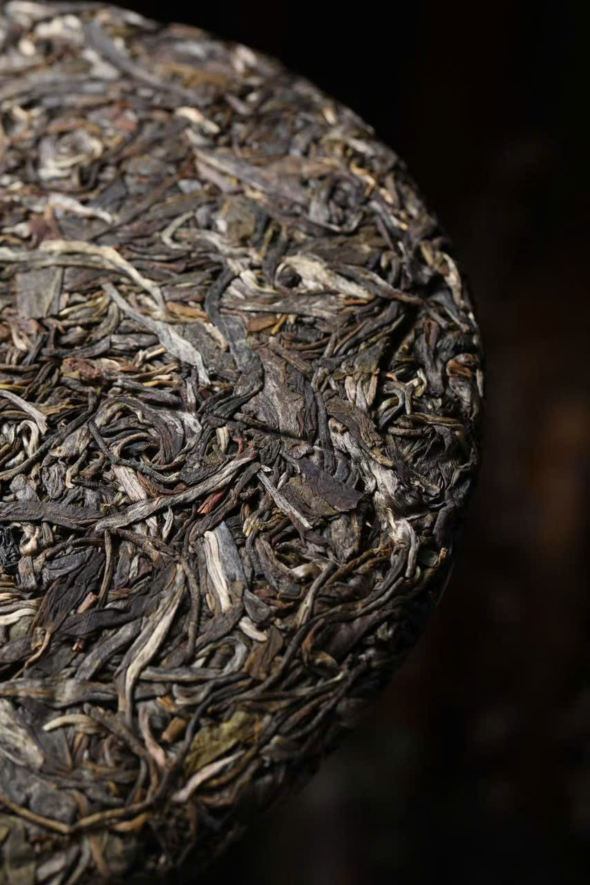 Trà phổ nhĩ sống Thất Thái Khổng Tước cổ thụ năm 2020 bánh 357g PNS09 - Ảnh 4